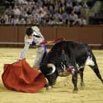 El novillero García Navarrete dando un derechazo ayer, en Sevilla