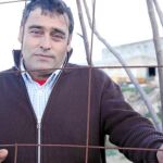 Joaquín señala la valla donde dos jóvenes habrían muerto de no ser por su intervención
