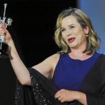 Emily Watson, feliz, con el premio Donostia de este año, que recogió ayer por la noche