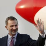 El Rey Felipe VI saluda a su llegada hoy, junto a la Reina Letizia, al aeropuerto de Haneda en Tokio para iniciar su primera visita a Asia como Reyes