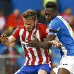 Saúl disputa un balón con Caicedo el pasado sábado en el Calderón