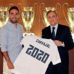 Carvajal, con Florentino Pérez, tras la firma de su renovación