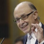 El ministro de Hacienda, Cristóbal Montoro, durante su intervención hoy en la sesión de control al Ejecutivo del pleno del Congreso.