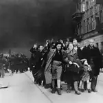 La familia Neyer abandona el gueto de Varsovia, en Polonia, para su deportación en abril de 1943. Su misma suerte correrían muchos otros judíos