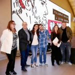 Antonio Contreras arropado por parte de los colaboradores de su libro durante la presentación