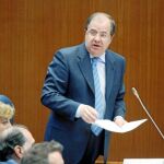 El presidente de la Junta, Juan Vicente Herrera, durante su intervención en las Cortes