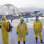 Unos operarios fumigan en el sambódromo de Río de Janeiro