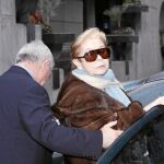 Lina Morgan, junto a su hombre de confianza, Daniel Pontes, a la salida del funeral de Juanito Navarro