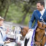 Doña Elena, haciendo entrega ayer de la Copa de S.M. el Rey Trofeo Volvo en el Club de Campo Villa de Madrid.