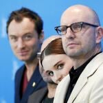 Soderbergh, en primer plano, junto al reparto de la película