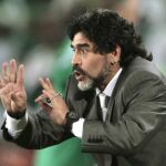Maradona, un señor de traje con aires de Plácido Domingo