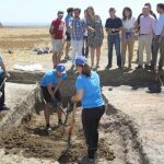 El director general del Instituto de la Juventud, Eduardo Carazo; acompañado de la presidenta de la Diputación, Ángeles Armisén (C), visita a los jóvenes que participan en el Campo de Voluntariado “Excavando la ciudad en busca de Intercatia”