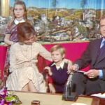 AQUELLA ESPAÑA DE 1975. Era el primer discurso del Rey Don Juan Carlos sólo unas semanas después de la muerte de Franco, y ante los españoles se abría una nueva era encarnada en la figura del Monarca, que debía culminar un complicado proceso de cambio. Se vivió entonces un periodo que se ha denominado como Transición y que últimamente se ha evocado como ejemplo por parte de políticos como Pedro Sánchez en su pretensión de una reforma constitucional inspirada en el espíritu de aquellos días. Esa Nochebuena, Don Juan Carlos hizo un llamamiento a la unidad –«necesaria para lograr la fortaleza que todo progreso demanda», y mostró su sensibilidad hacia el momento histórico que protagonizaba: «Los problemas que tenemos ante nosotros no son fáciles, pero si permanecemos unidos y con una voluntad tensa, el futuro será nuestro».