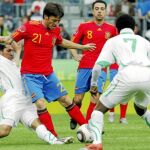 Silva intenta el regate ante dos rivales, en presencia de Xavi