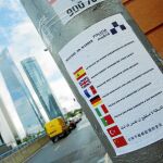 Se han colocado papeles donde se avisa en varios idiomas de que no se puede garantizar la seguridad