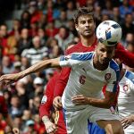 El defensa de la selección española Gerard Piqué lucha por un balón con el defensa de la República Checa Tomas Sivok