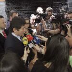 El presidente del Principado, Javier Fernández (c), ha anunciado hoy que la próxima semana iniciará una nueva ronda de contactos con los grupos parlamentarios.