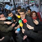 Patxi López habla con los periodistas antes de entrar a la reunión con Pedro Sánchez en Ferraz.