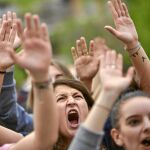Cientos de manifestantes ante el palacio de la Justicia de Navarra, ayer. Una de las muchas protestas que se extendieron por toda España