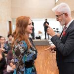 La presidenta de las Cortes, Silvia Clemente, conversa con el presidente de la Federación de Asociaciones de Personas Sordas de Castilla y León, Luis Miguel Jiménez, antes del acto con motivo del Día Nacional de las Lenguas de Signos