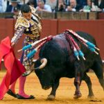 El diestro José María Manzanares, da un pase a su segundo toro de la tarde