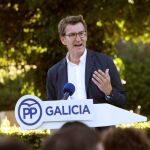 Alberto Núñez-Feijóo durante su comparecencia para anunciar que no participará en la carrera para relevar a Rajoy. EFE/ Xoán Rey.
