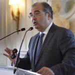 El presidente del Banco Popular, Ángel Ron, durante su intervención hoy en el curso de verano ¿Qué hemos aprendido de la crisis?.