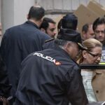 El alcalde de Granada, José Torres Hurtado, en el momento en el que ha abandonado el Ayuntamiento una vez concluido el registro