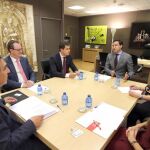 Un instante de la reunión entre el popular Raúl de la Hoz y Julio Sanz Orejudo