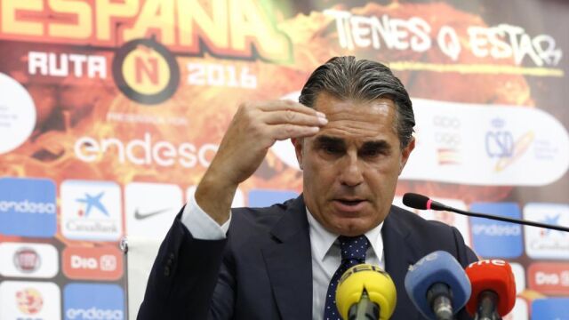 El entrenador de la selección española de baloncesto, Sergio Scariolo, durante la rueda de prensa ofrecida hoy en la localidad madrileña de Alcobendas.