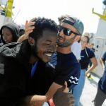 El Aquarius, ayer, a su llegada al puerto de La Valeta en Malta, en el que había 141 migrantes a bordo / Reuters