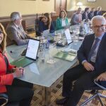 La presidenta de la Junta de Andalucía, Susana Díaz (i), al comienzo de la reunión extraordinaria del Consejo de Gobierno en el Palacio de San Telmo en Sevilla, en la que se aprobaron los decretos correspondientes de concesión de títulos honoríficos y Medallas de Andalucía con motivo del Día de la Comunidad