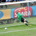 El portero alemán Neuer intenta atajar sin éxito el tiro de Lampard, que entró, aunque no fue concedido como gol, en los octavos del Mundial