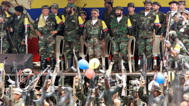 Imagen de archivo de los jefes de la guerrilla de las FARC: De iquierda a derecha, Manuel Marulanda, alias "Tirofijo", Alfonso Cano, el negociador de paz, Raul Reyes, Timochenko, Ivan Márquez y Jorge Briceno, en el campamento Villa Colombia, cerca de San Vicente del Caguan, el 29 de abril de 2000
