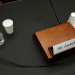 La mesa donde ha comparecido Mark Zuckerberg, en uno de los descansos