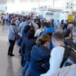 Las largas colas de pasajeros para reclamar fueron ayer la tónica general en El Prat