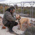 Fernando Sánchez, de Salvando Peludos –en la imagen con Hugo-, fue el que llevó comida y agua para los perros. «Allí no había ni restos de un saco de pienso»