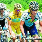 Andy Schleck, Contador y Armstrong, durante la ascensión al último puerto en la etapa de ayer
