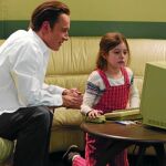 Jobs (Fassbender) con un modelo a nuestros ojos antediluviano de ordenador