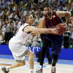 El jugador del Real Madrid, Carrol y Navarro, del Barcelona