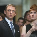 Daniel Craig, como James Bond, coh la actriz Gemma Arterton en "Casino royale"