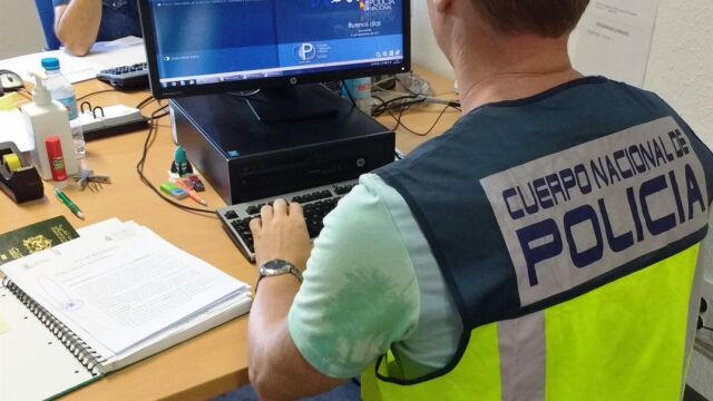 La investigaciones se iniciaron a partir del continuo trabajo de rastreo en la Red por parte de ciberagentes y de un aviso del organismo de Estados Unidos encargado de recibir y canalizar perfiles que comparten pornografía infantil/ Foto: EP