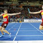Samuel García entrega el testigo a Hortelano en la final del relevo 4x400/Reuters