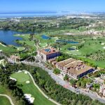 Panorámica de todas las instalaciones de Villa Padierna Palace Hotel, con Gibraltar y la costa de África al fondo