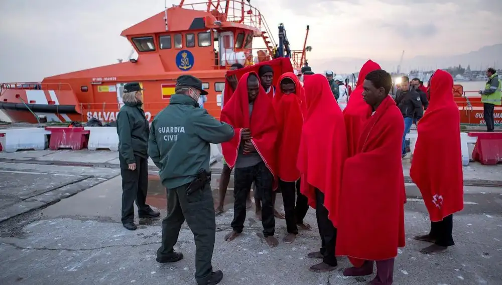 Llegada al puerto de Motril los 38 inmigrantes de origen subsahariano que fueron recatados ayer por Salvamento Marítimo mientras navegaban en una patera en las cercanías de la isla de Alborán