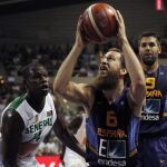 El base de la selección española, Sergio Rodriguez (c), intenta encestar ante la defensa del jugador de Senegal, Gorgui Sy Dieng