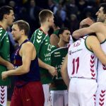 Los jugadores del Laboral Kutxa celebran su victoria a la finalización del encuentro correspondiente a la quinta jornada del Grupo F de la Euroliga