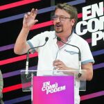 El cabeza de lista de En Comú Podem, Xavier Domènech, junto a la alcaldesa de Barcelona, Ada Colau (i)