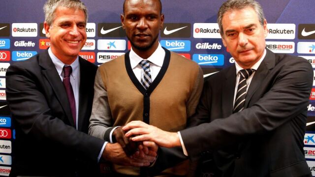 El francés, Éric Abidal (c), junto al vicepresidente del FC Barcelona, Jordi Mestre (i) y el Director Deportivo, Pep Segura (d). Firma: Efe