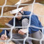 Uno los arqueólogos excavando en Atapuerca